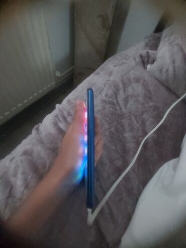 Digər mobil telefonlar: Mavi rəngdə olan bu smartfon gündəlik istifadə üçün əlverişlidir