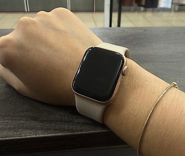 Apple Watch: Умные часы Apple Watch с корпусом золотистого цвета и бежевым — 2