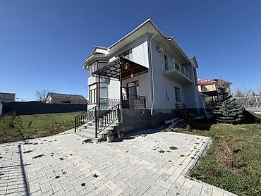 Продажа коттеджей и домов: Просторный двухэтажный дом с панорамными окнами и большим участком — 1