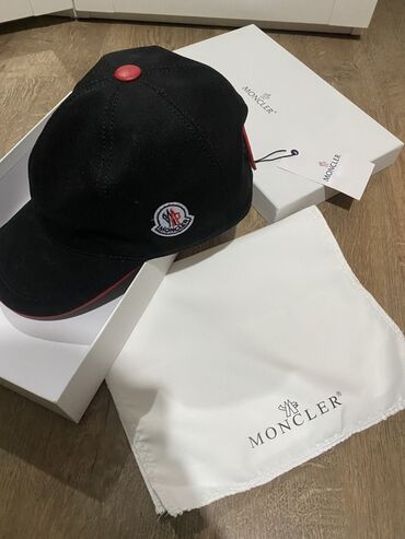 женские шапки с козырьком: Черная бейсболка от Moncler с красными акцентами на кнопке сверху и на