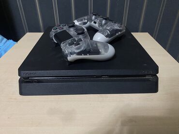 маленькие ноутбуки: PlayStation 4 Slim 
В комплекте 2 геймпада