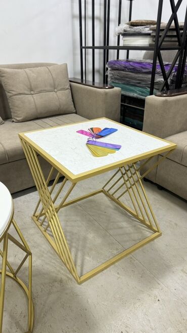 пластиковые столы б у: Журнальный столик с мраморной столешницей и металлическим каркасом -