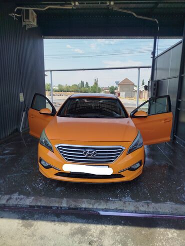 машина дишовый: Автомобиль Hyundai Sonata ярко-оранжевого цвета, седан. Модель