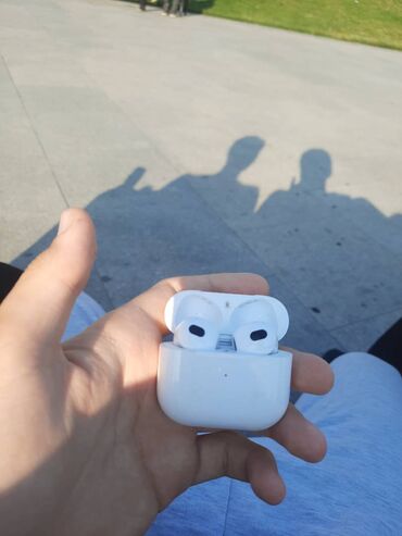 ses sisdemi: Air pods ideal vezyetde az işlenilib sadece su olub gec gec qoşulur su