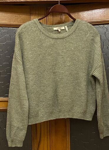 Köynək və bluzalar: Qadın geyimləri – 2 fərqli model 1) Ağ bluz: - Yumşaq, axıcı parça - — 8