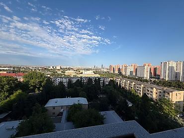 7ci mk: 3 otaqlı, işıqlı mənzil. Planlama: geniş zal, 2 yataq otağı, ayrıca — 4