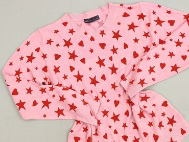 Różowy sweter damski z okrągłym dekoltem, zdobiony czerwonym nadrukiem