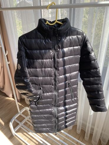 плащ турция: Пуховик Moncler, удлиненный, цвет графитовый/черный, лаконичный