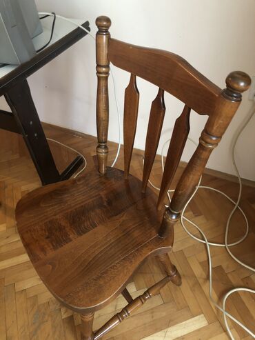 Setovi stolova i stolica: Dve drvene stolice i drveni stočić presvučen ultrapasom, nalaze se na — 2