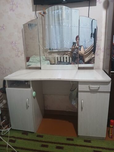 спальный кровать бу: Даараткана үчүн үстөл, Колдонулган, Күзгүсү менен, түсү - Ак