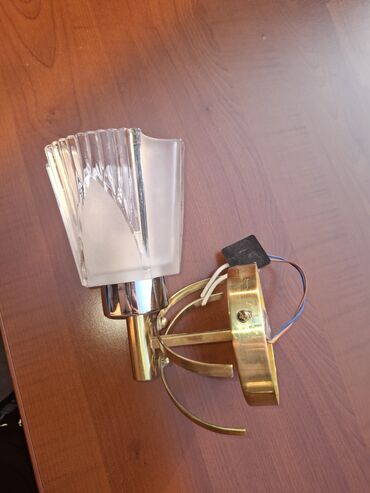 Bra, divar lampaları: Şüşə kölgəli, şirli metal əsaslı, dekorativ qızılı detallı bir divar — 4