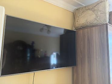 tv 127 ekran: Divara quraşdırılmış düz ekran televizor - Təxminən 50–55 düym — 2