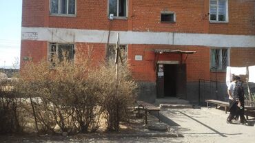 дом в красной речке: 3 комн квартира берилет Жалалабад район Кугарт 89 автобус конечныйы