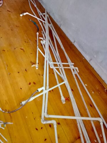 Digər tikinti materialları: Kombi söküntüsündən qalıb bu plastik borular yanında bu əlavələr və su