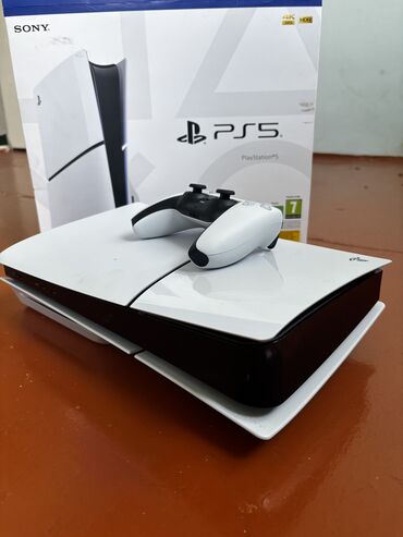 playstation 4 kredit: Ps5 1T Çox az işlənilib cəmisi 3-4dəfə içində bir oyun var oda