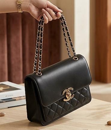 lil solid lv: Elegantna crna ženska torba sa preklopom i prošivenim donjim delom — 1