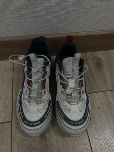 li ning официальный сайт бишкек: LI-NING

РАЗМЕР 36.5

СТОИМОСТЬ 400 СОМ