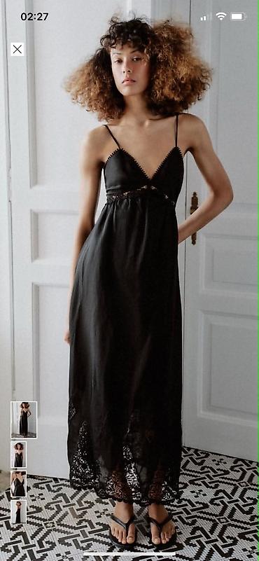 karol basic: Crna midi haljina na tanke bretele - Model: slip/midi kroj sa V — 2