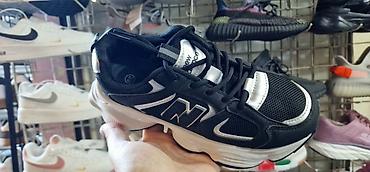 New Balance dečije patike – crno‑bele - Sportski model sa mrežastim