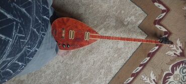 Fleytalar: Bu, Azərbaycanın ənənəvi musiqi aləti olan sazdır. Alət, xalq