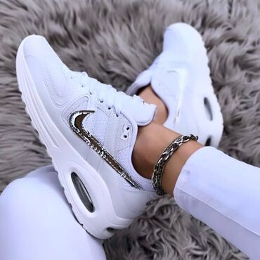 Patike: Nike air max command patike

Novo
Brojevi 36 do 41 — 8