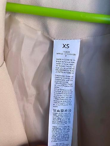 noir dzepni sat: Bež ženski sako – veličina XS - Kroj: klasičan blejzer sa reverima i — 2