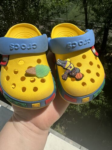 Детская обувь: Продаю кроксы crocs Lego один выход нам оказались малы размер 23-24