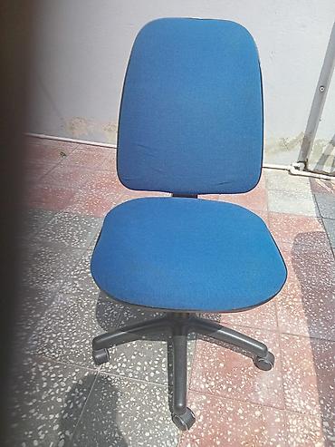 parça bez: Ofis kreslosu – mavi parçalı, bel dəstəyi və yumşaq oturacaqla. - — 2