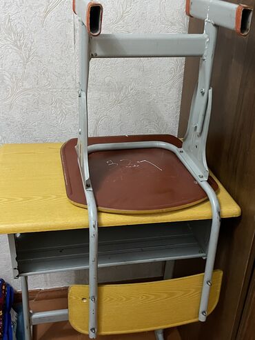 Другие стулья: Одиночная парта со стулом, в хорошем состоянии, удобная для детей