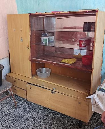 б у буфет: Шкаф - Верхняя часть: три стеклянные полки за прозрачной створкой — 1