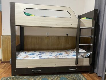 Двухъярусные детские кровати: Двухъярусная детская кровать, Б/у, Другой материал, цвет - Бежевый