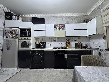 Dolablar: Mətbəx mebel dəsti – müasir dizayn, ağ-parlaq yuxarı dolablar və — 1