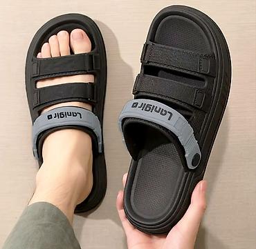 qara ayaqqabı: Unisex tərzli rahat sandal - Rəng: qara (boz detallı). - Üçlü ön — 1
