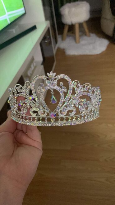 Aksesoari za kosu: Krune sve po 1400din na lalafo.rs — 1 Aksesoari za kosu: Krune sve po 1400din — 1