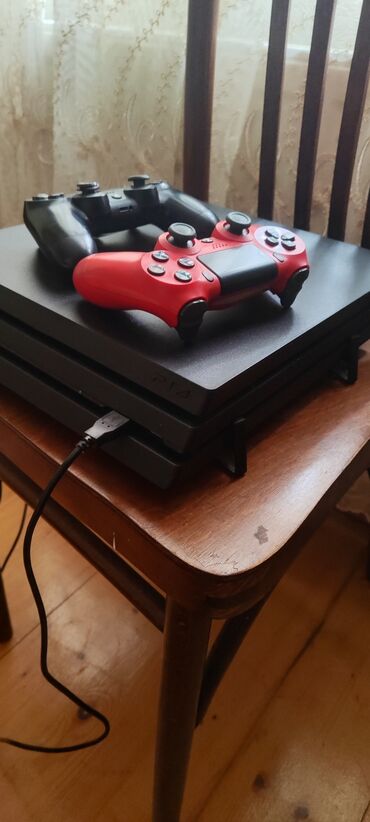 ps4 oyun: PlayStation 4 Pro oyun konsolu iki ədəd DualShock oyun pultu ilə