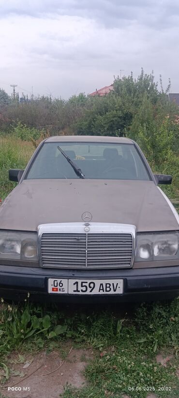 бардачок пассат б5: Автомобиль Mercedes-Benz классической модели. Кузов имеет коричневый