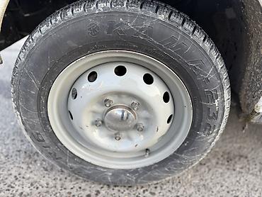 VAZ (LADA): LADA Niva 4x4, ağ rəng, 3 qapılı kuzov. Xüsusiyyətlər: - Daimi — 6