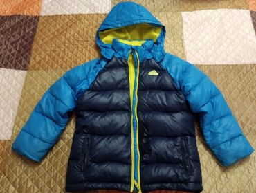 пиджак голубой: Продаю фирменную куртку для мальчика . наполнитель пух . на 6-8 лет.в