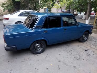 Mavi rəngdə sedan tipli avtomobil. Dörd qapılı bu model, ailəvi