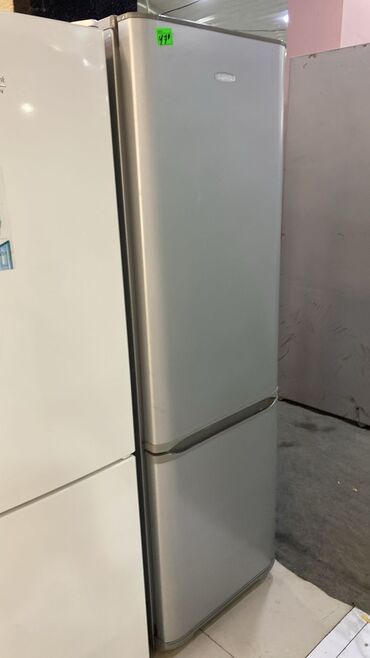 vitrin soyuducu satisi: İki qapılı soyuducu (alt qapı – dondurucu), gümüşü rəng. - Kompakt