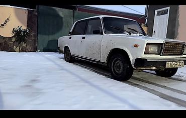 VAZ (LADA): VAZ 2107, ağ rəng, sedan kuzov. Xüsusiyyətlər: - 4 qapı, 5 nəfərlik — 10