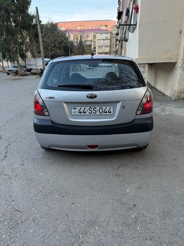 Kia: Kia Rio hatchback - Kuzov: 5 qapılı hatchback, gümüşü rəng - Mühərrik — 2
