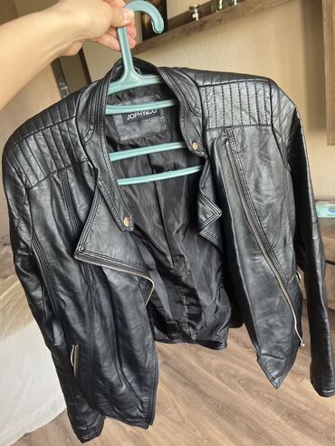продаю кожаную куртку: Кожаная куртка, Косуха, Кожзам, Приталенная модель, S (EU 36)