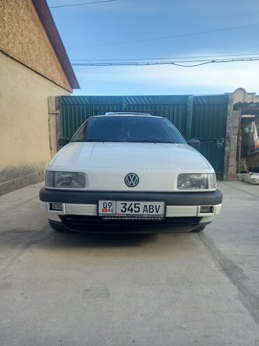 сдаётся салон красоты: Volkswagen Passat: 1991 г., 2 л, Механика, Бензин, Седан