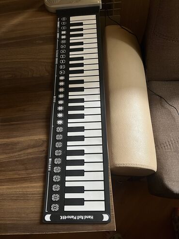 sintizator yamaha: 49 düyməli, əl ilə yuvarlana bilən elektron piano. Yığılabilən piano