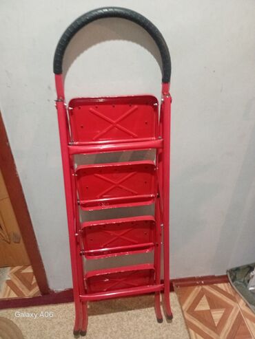 Nərdivanlar: Qırmızı rəngdə qatlanan 4 pilləli ev nərdivanı.Sifariş götürülür — 2