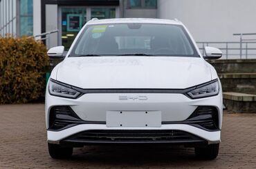электрон машина: Белый кроссовер BYD с современным дизайном фар и задних фонарей. Салон