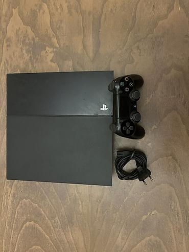 naqilsiz internet: Sony PlayStation 4 (PS4) oyun konsolu 2 pultun yığmağı üçün aparatda — 1