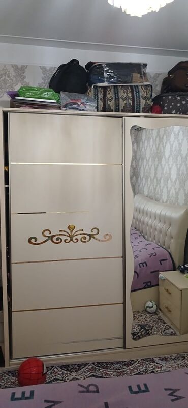 Quruducular: İkinəfərlik çarpayı, Dolab