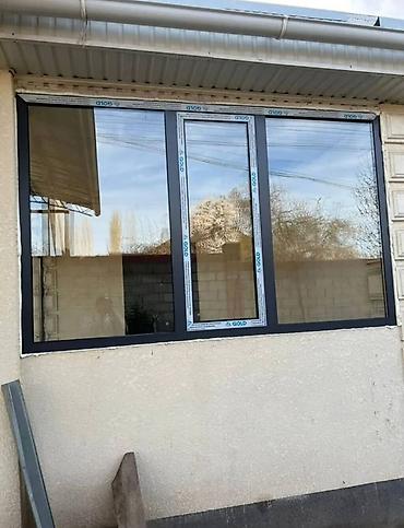 Панорамное пластиковое окно с тёмным ламинированным профилем -